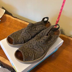 9M BZees Sandals